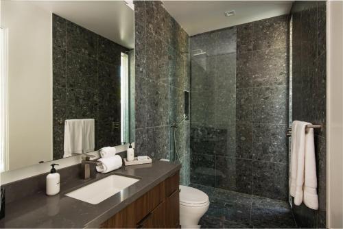 Ένα μπάνιο στο Neon @ Elemento49 Pool Spa Sleeps 16