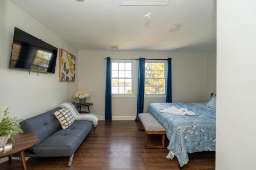 Ένα ή περισσότερα κρεβάτια σε δωμάτιο στο 12BCozy 3BR Apartment with Koi Pond in Worcester