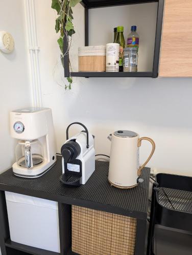 un comptoir avec une cafetière et un mixeur dessus dans l'établissement L'atelier de Jane, à Sennecey-lès-Dijon