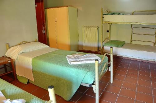 Katil atau katil-katil dalam bilik di Ostello Palazzo Pierantoni
