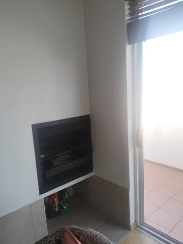 een kamer met een flatscreen-tv aan de muur bij On the Beach 20 in Swakopmund