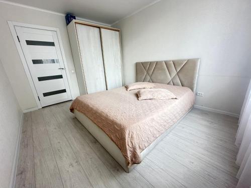 - une chambre avec un lit et une porte dans l'établissement New! 2-комнатная квартира В САМОМ ЦЕНТРЕ ГОРОДА, à Petropavlovsk-Kamtchatski