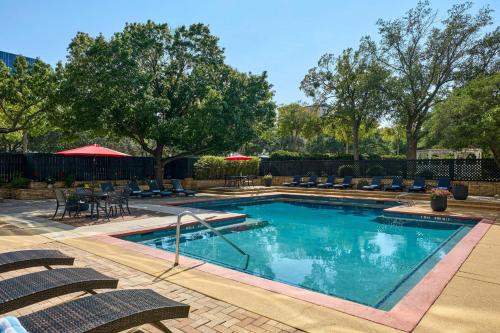 アディスンにあるRenaissance Dallas Addisonのスイミングプール(椅子、テーブル付)