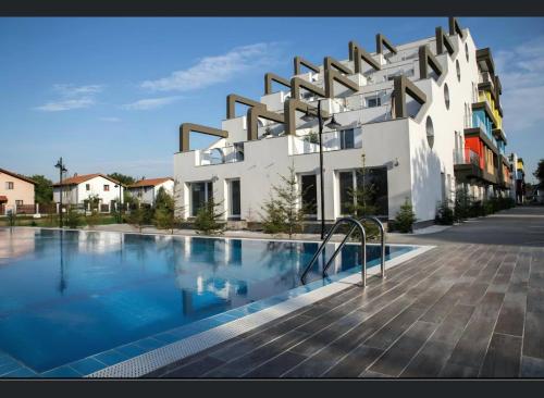 een gebouw met een zwembad ervoor bij WRW Airport Residence in Otopeni