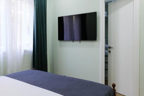 2 BR Apartment with Sitcom Vibes VIPGreece