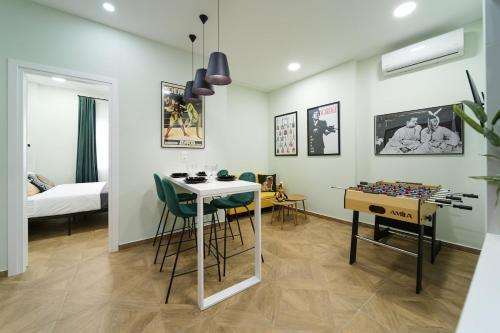 2 BR Apartment with Sitcom Vibes VIPGreece