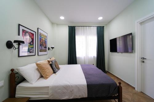 2 BR Apartment with Sitcom Vibes VIPGreece