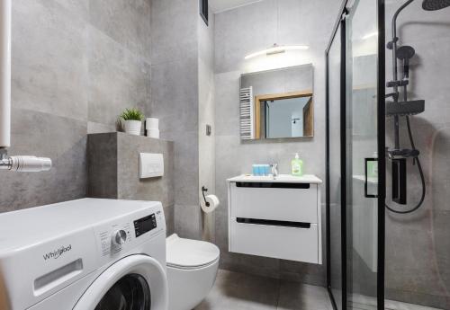 een badkamer met wasmachine en toilet bij Nasypowa Spacious Apartment by BookingHost in Gdynia