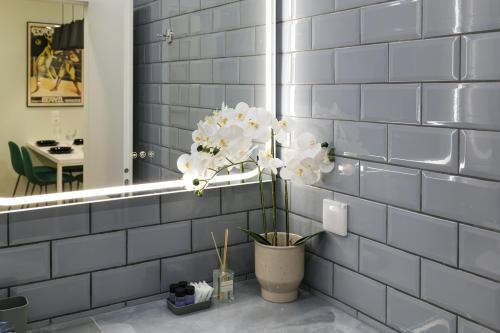 2 BR Apartment with Sitcom Vibes VIPGreece