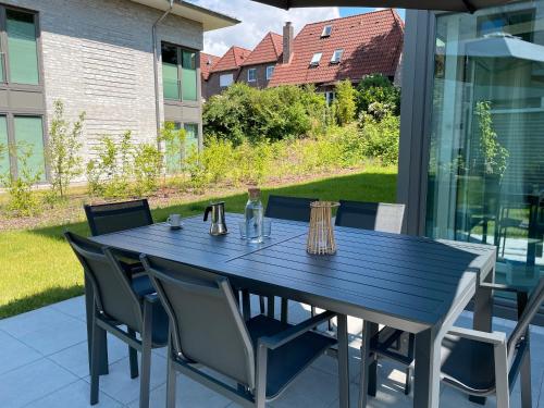 a blue table and chairs on a patio at Strandbude Dangast in Dangast