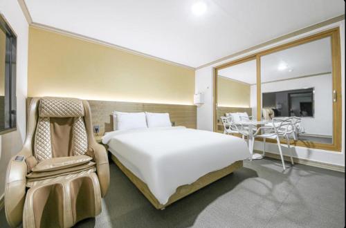 Ένα ή περισσότερα κρεβάτια σε δωμάτιο στο Jeonju Eldorado