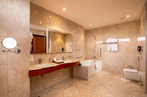 Łazienka w obiekcie Golden Tulip Canaan Kampala