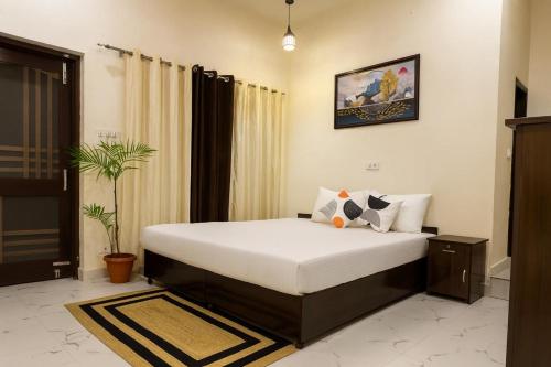 a bedroom with a large bed in a room at Vin's Villa & caffe in Bīr