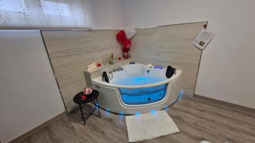 a model of a bath tub in a room at Serendipia 52 in Suances
