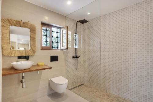 Un baño con ducha, inodoro y lavabo. en Villa Montecristo, en Montecristo