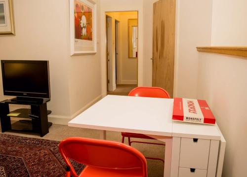 Μια τηλεόραση ή/και κέντρο ψυχαγωγίας στο The Cobbles Inn Apartment