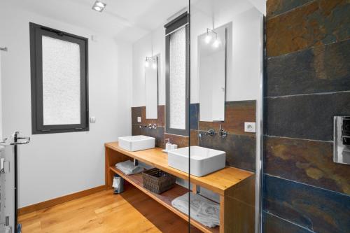 une salle de bain avec deux lavabos et une douche dans l'établissement Loft Ôvebas - Domaine De L 'ô, à Bellacaud