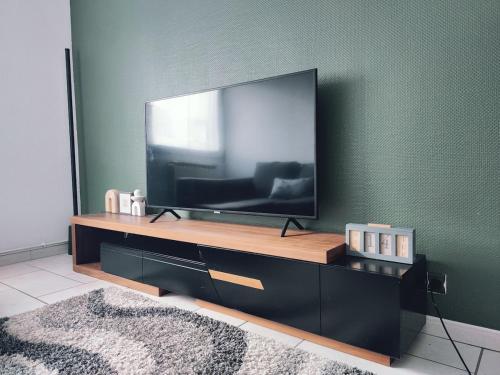 Μια τηλεόραση ή/και κέντρο ψυχαγωγίας στο Large modern 2 bedrooms, bright & cozy hypercentre