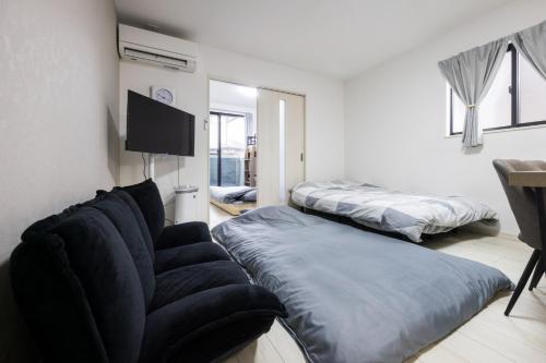 伊万里市にあるVilletta Imari Ekimae III Villetta Imari Ekimae II - Vacation STAY 19025のリビングルーム(ソファ、ベッド2台付)