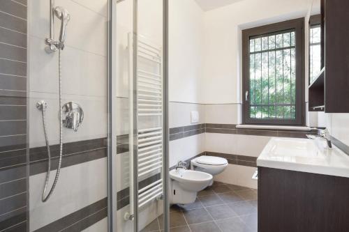 トッリ・デル・ベーナコにあるVilla Loncrino - Fine Livingのトイレ、シャワー、洗面台を備えたバスルーム