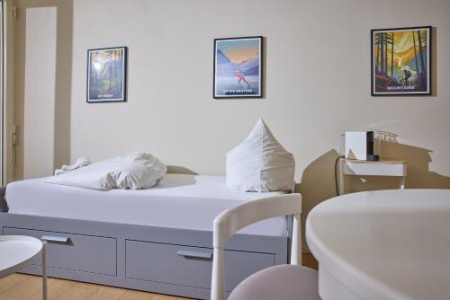 Habitación hospitalaria con cama y mesa en Studio 700hm Schruns, en Schruns