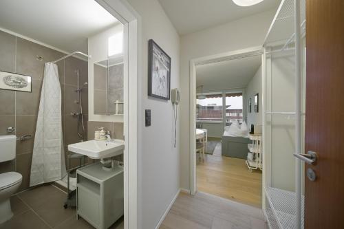 Un baño con ducha, lavabo e inodoro. en Studio 700hm Schruns, en Schruns