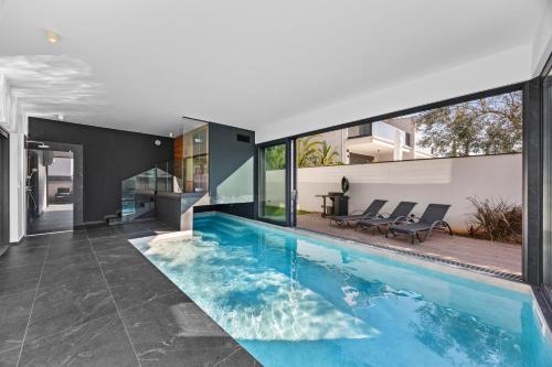 une journée portes ouvertes avec piscine dans une maison dans l'établissement Villa Palatium III in Fažana for 8 people only 200 meters from the sea with sauna & indoor-outside heated pool, à Fažana