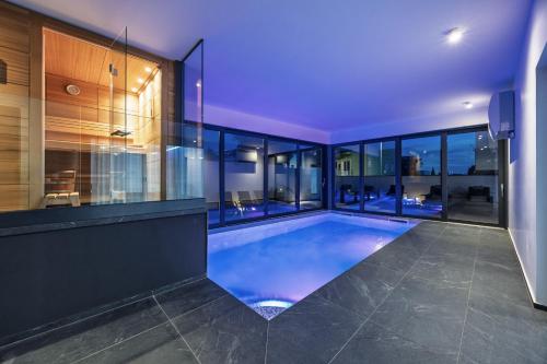 une piscine au milieu d'une maison dans l'établissement Villa Palatium III in Fažana for 8 people only 200 meters from the sea with sauna & indoor-outside heated pool, à Fažana