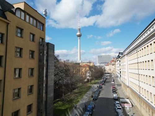 Vista de una calle de la ciudad con una torre de televisión al fondo. en The Charming by Curt Suites, en Berlín