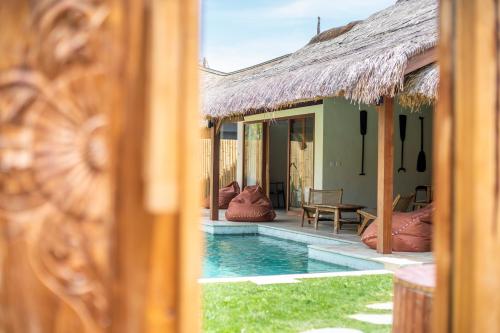 Blick auf ein Resort mit Swimmingpool in der Unterkunft Villa Krilu - Spacious private 2-bedroom & pool in Gili Air