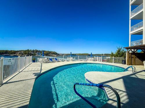 Πισίνα στο ή κοντά στο LAKEFRONT DOG DAYS CONDO 3BED2BATHDECKPOOL-8pp