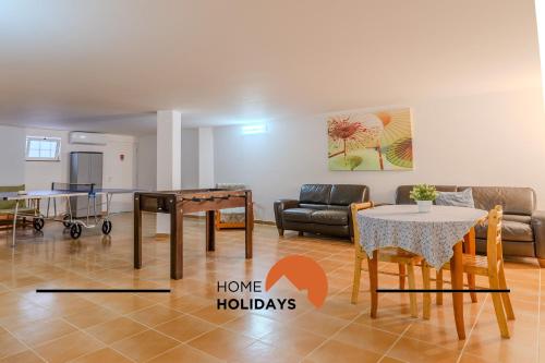 - un salon avec une table de ping-pong et un canapé dans l'établissement #297 Espaçosa Vivenda V5 by Home Holidays, à Albufeira