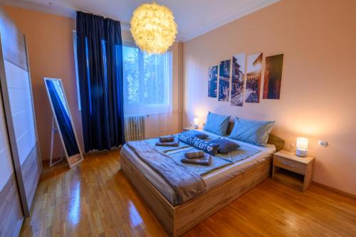 Postel nebo postele na pokoji v ubytování Cozy Central Apartment By NDK and Vitosha Blvd with Free secured parking and two terraces
