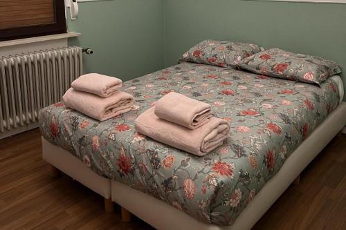 a bed with pink towels on top of it at Beautiful 8 Bed Apartment in Hallenberg in Hallenberg