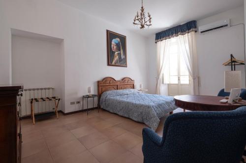 una camera da letto con un letto e un tavolo di San Lorenzo by the sea ad Augusta