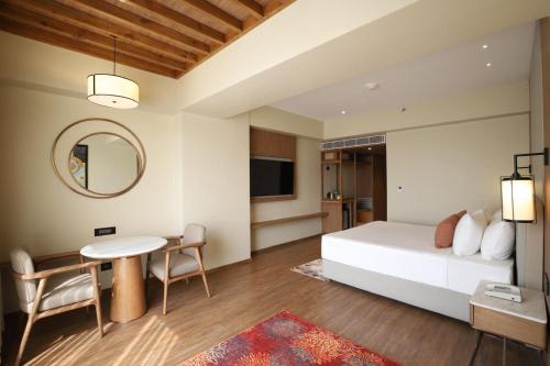 Ένα ή περισσότερα κρεβάτια σε δωμάτιο στο Lemon Tree Hotel, Mall of Dehradun, Dehradun