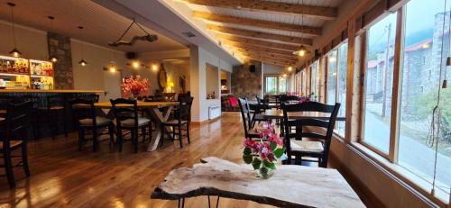 a restaurant with a table with flowers on it at Guesthouse Mavrodimos in Eptalofos