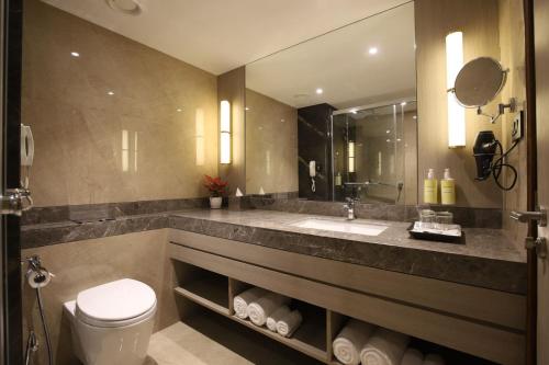 Ένα μπάνιο στο Lemon Tree Hotel, Mall of Dehradun, Dehradun