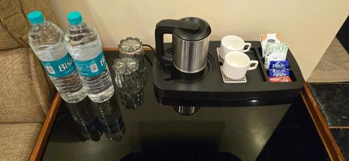 Tetera y cafetera en Hotel KCR Grand