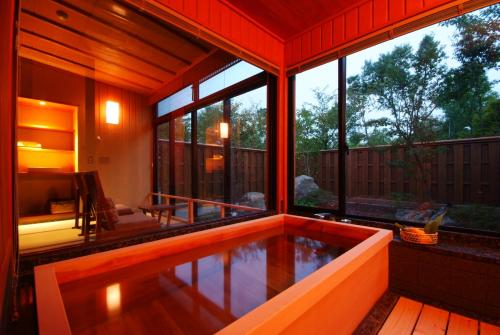 una piscina en medio de una casa en Ginka, en Toyooka