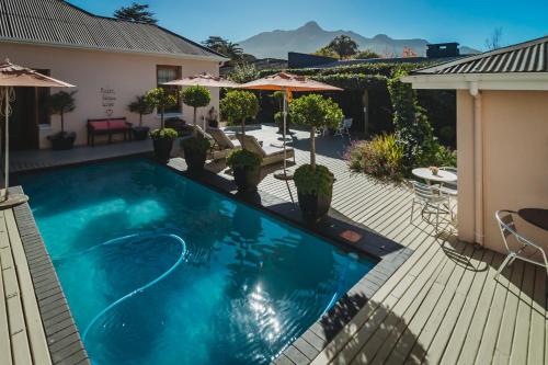 乔治亚考恩宾馆的一个带房子的甲板上的游泳池