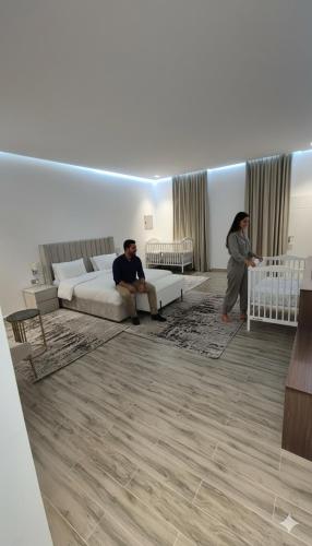 Ein Mann und eine Frau stehen im Wohnzimmer in der Unterkunft Farmhouse-Villa--فيلا-المزرعة in Hatta