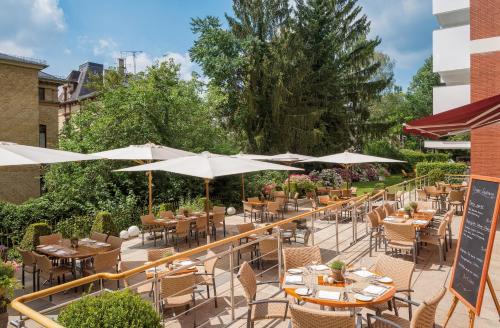 Ein Restaurant oder anderes Speiselokal in der Unterkunft Hotel Oranien Wiesbaden 
