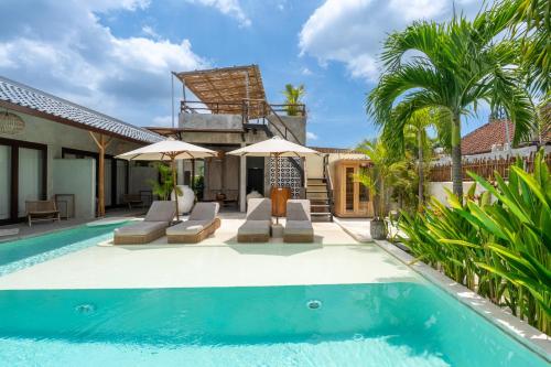 チャングーにあるKano Twinの家の隣にある椅子とパラソルのあるプール