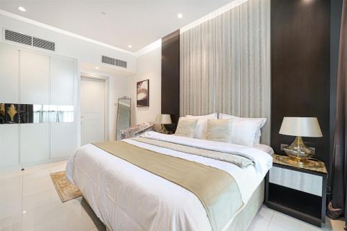 Elegant 1-Bedroom Apartment at Downtown Dubai with Stunning Canal & Skyline Views