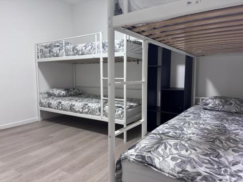 Ένα ή περισσότερα κρεβάτια σε δωμάτιο στο Breughel Apartments