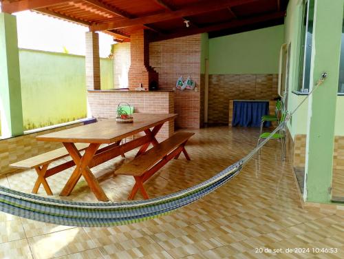 ein Holztisch in einem Zimmer, um den ein Seil gewickelt ist in der Unterkunft Casa praia de Guriri temporada in Guriri