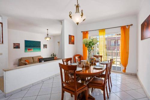 a dining room with a table and chairs at Villa Hope by Villa Plus in Galé