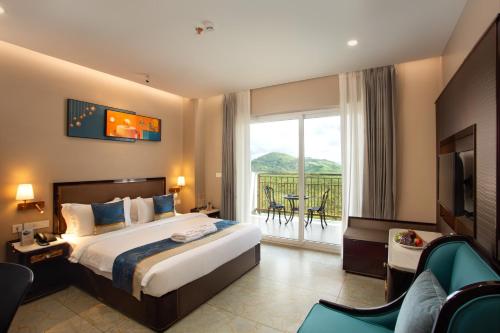 Postel nebo postele na pokoji v ubytování Le Crown Hotel