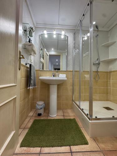 サンタ・ポラにあるApartamento CAMPAの洗面台とシャワー付きのバスルーム